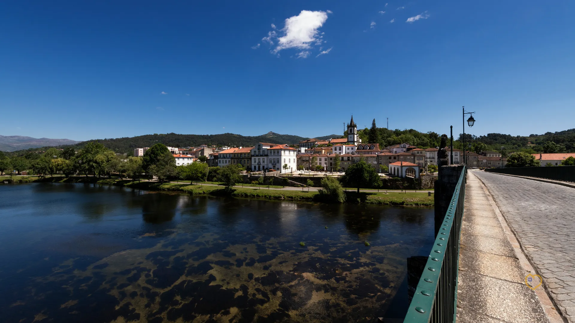 Apoio domiciliário em Ponte da Barca, cuidadora profissional a acompanhar pessoa idosa em casa