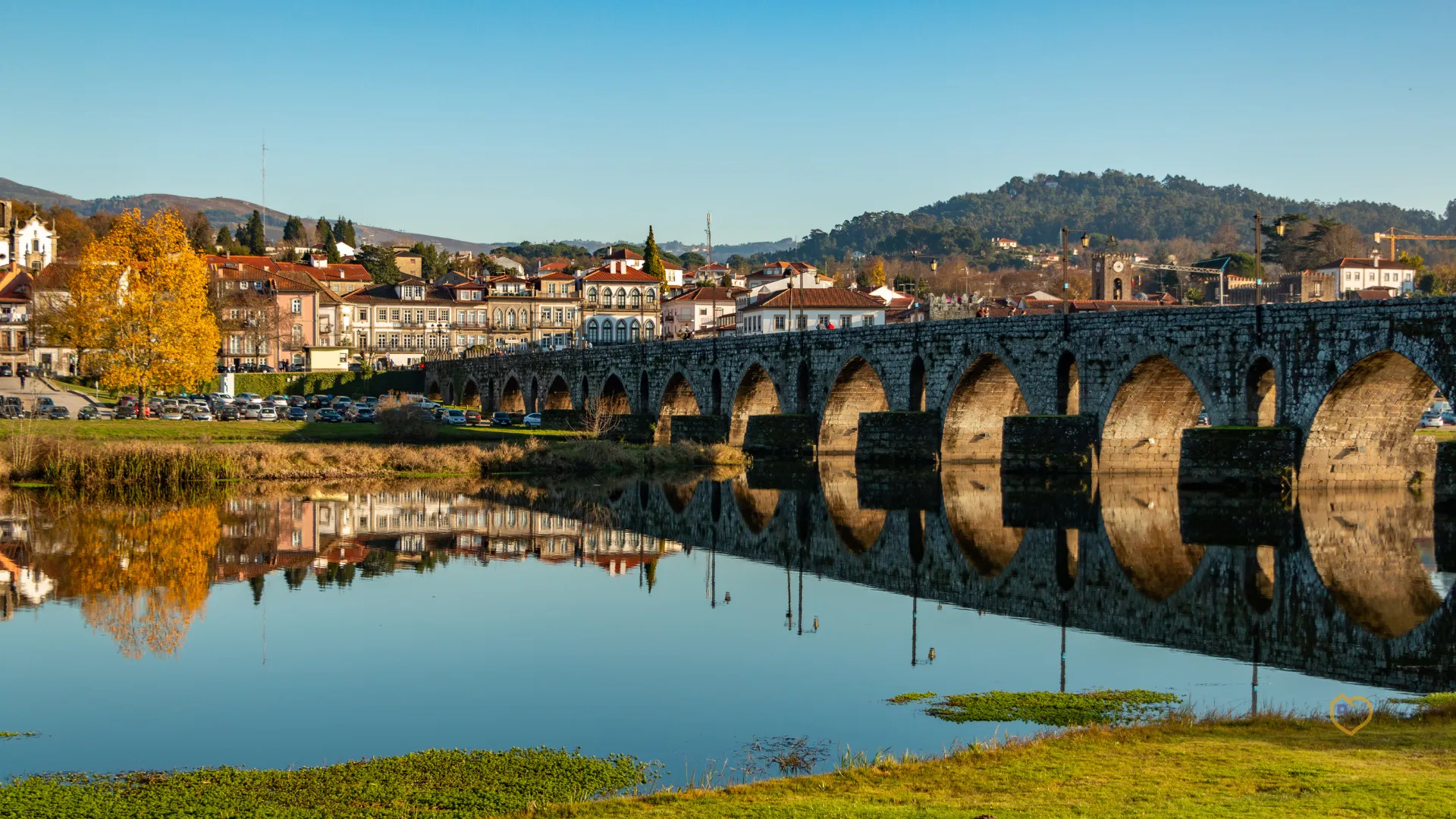 Apoio domiciliário em Ponte de Lima, cuidadora profissional a acompanhar pessoa idosa em casa